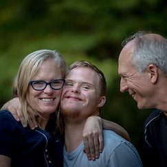 Jeune homme et ses parents