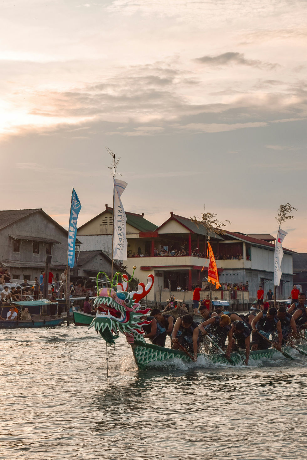 un bateau dragon sur une rivière