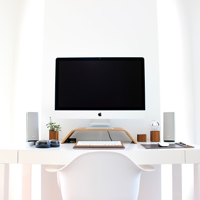 White computer with white desk and chair - apply for mentoring with Medium Michael Mayo - Medium, Psychic, Astrologer and Founder of The Oakbridge Institute