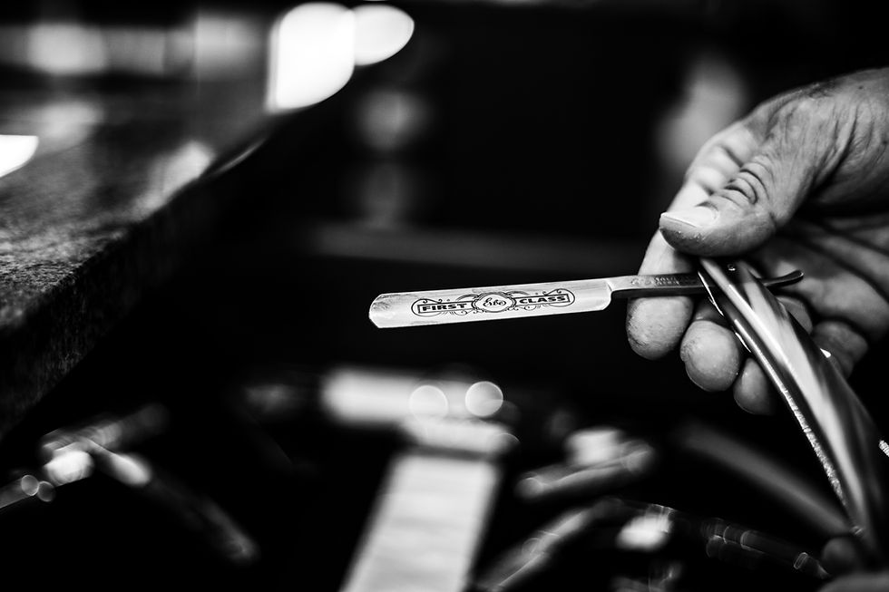 Barbier, Herrenfriseur, Haarschnitt, Bartpflege, Rasur, Frisur, Haarstyling, Barttrimmen, Nassrasur, Rasiermesser