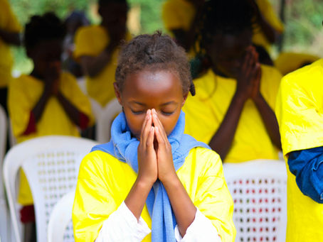 children praying