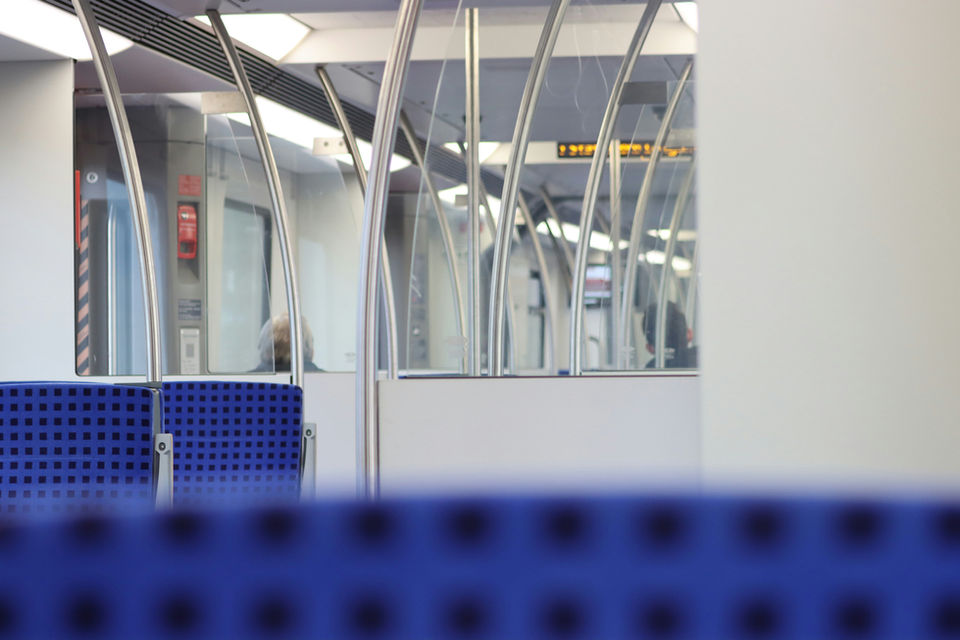 SBahn von innen mit Blauen sitzen, im Fokus sind die Glastrennwände