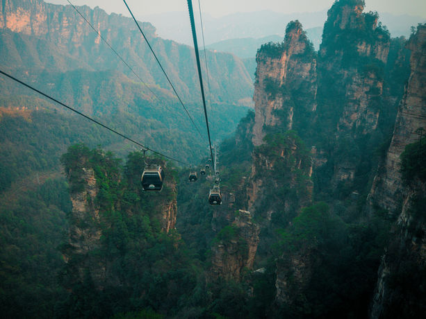 Funivia panoramica nel Parco di Zhangjiajie tra montagne e pinnacoli rocciosi, Cina