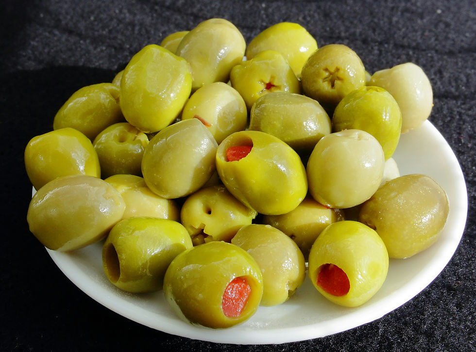 Yakın çekim Nizip kırma çekirdeksiz zeytin bidonu