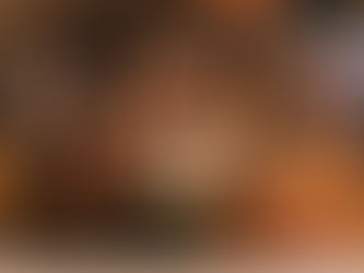 mulher segurando um copo plástico no carnaval