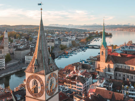 Vogelperspektive auf Zürich mit Blick auf die Limatt in der Abendsonne