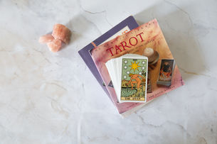 Tarotkarten mit Buch