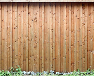 Hoher Holzzaun als Sichtschutz