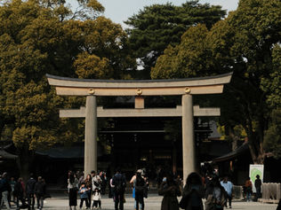 ポジションにこだわらなくても大丈夫!参拝は真ん中でも端でも変わりません