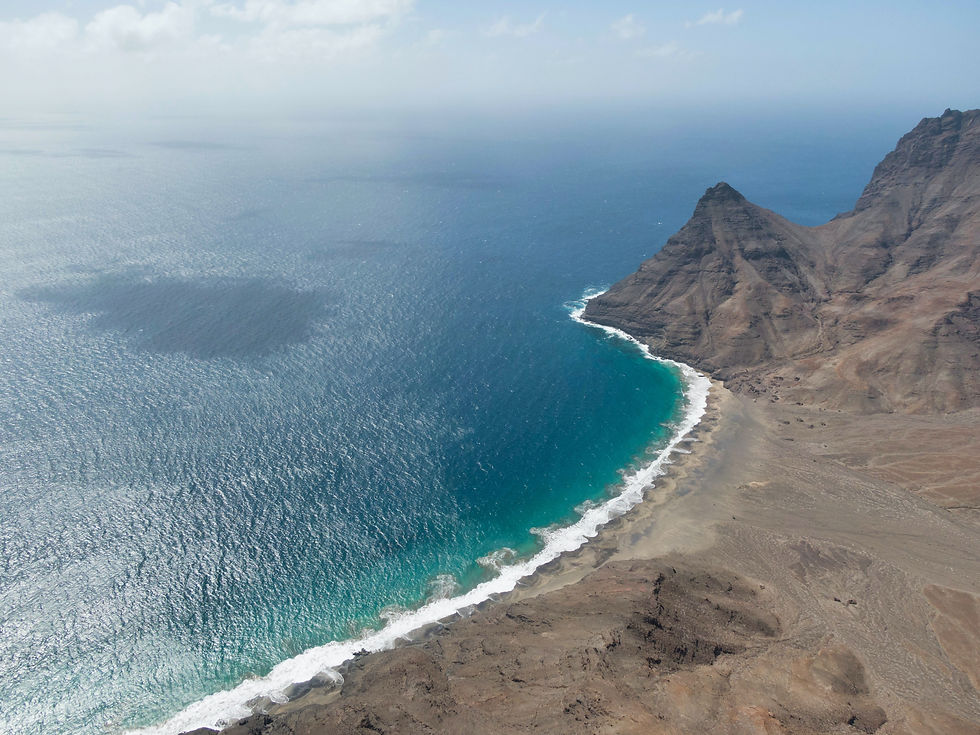 Paesaggio di origine vulcanica, con spiaggia nera e tratto di costa desolata, bagnata dall'oceano a Capo Verde