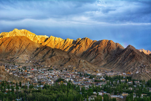 Veduta panoramica di Leh con le montagne dell’Himalaya sullo sfondo.