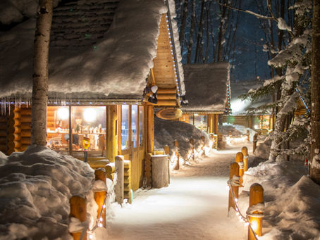 Marché de Noël enneigé en Laponie, ambiance idéale pour un voyage de Noël