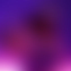 Jeune femme portant un casque de réalité virtuelle Meta Quest dans une pièce à lumière violette, tenant un contrôleur VR en avant-plan pour une immersion totale.