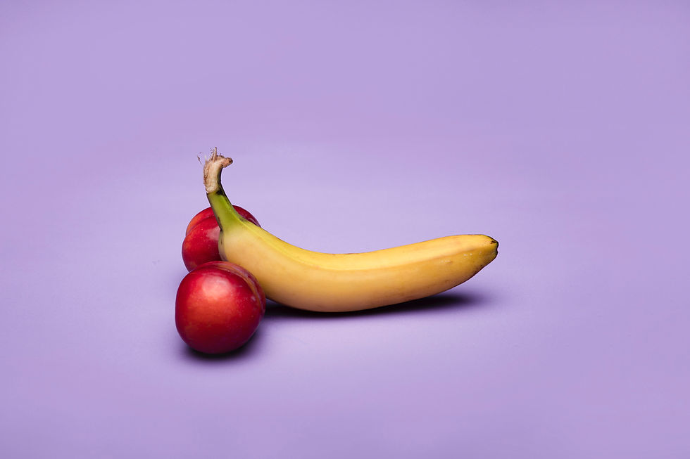 une banane avec deux autres fruits