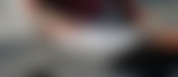 Masa başında sözleşme belgelerini birlikte inceleyen iki kişi