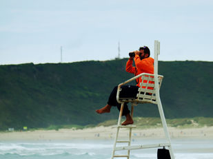 Vakansiegangers word versoek om lewensredders te gehoorsaam