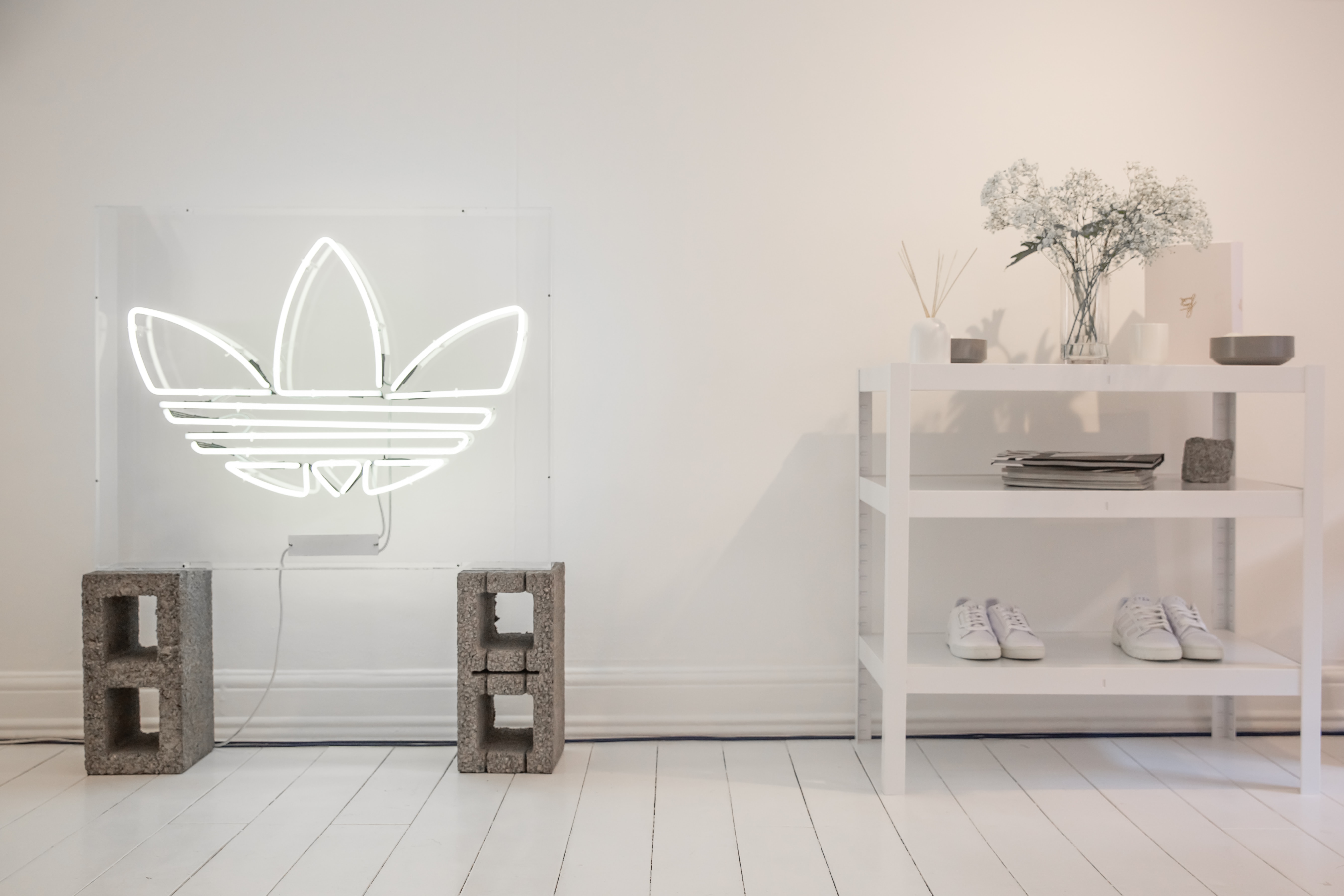 Adidas se disculpa con México por apropiación cultural en diseño de sandalias inspiradas en huaraches indígenas