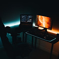 Imagen de setup gaming con pantallas para representar tráilers, capturas y material oficial de GTA 6.