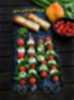 Espetadinhas de salame, tomate cherry e mozarella