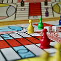 jeu de plateau avec des pions et des dés
