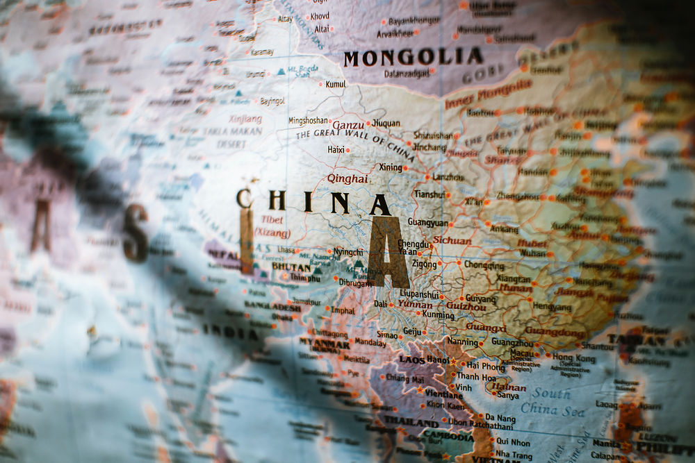 China macroeconomics expert Steve Park Smith providing bilingual financial planning and regulatory insights