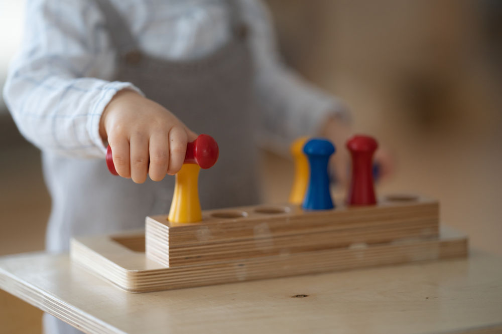 Das Prinzip von Maria Montessori Hilf