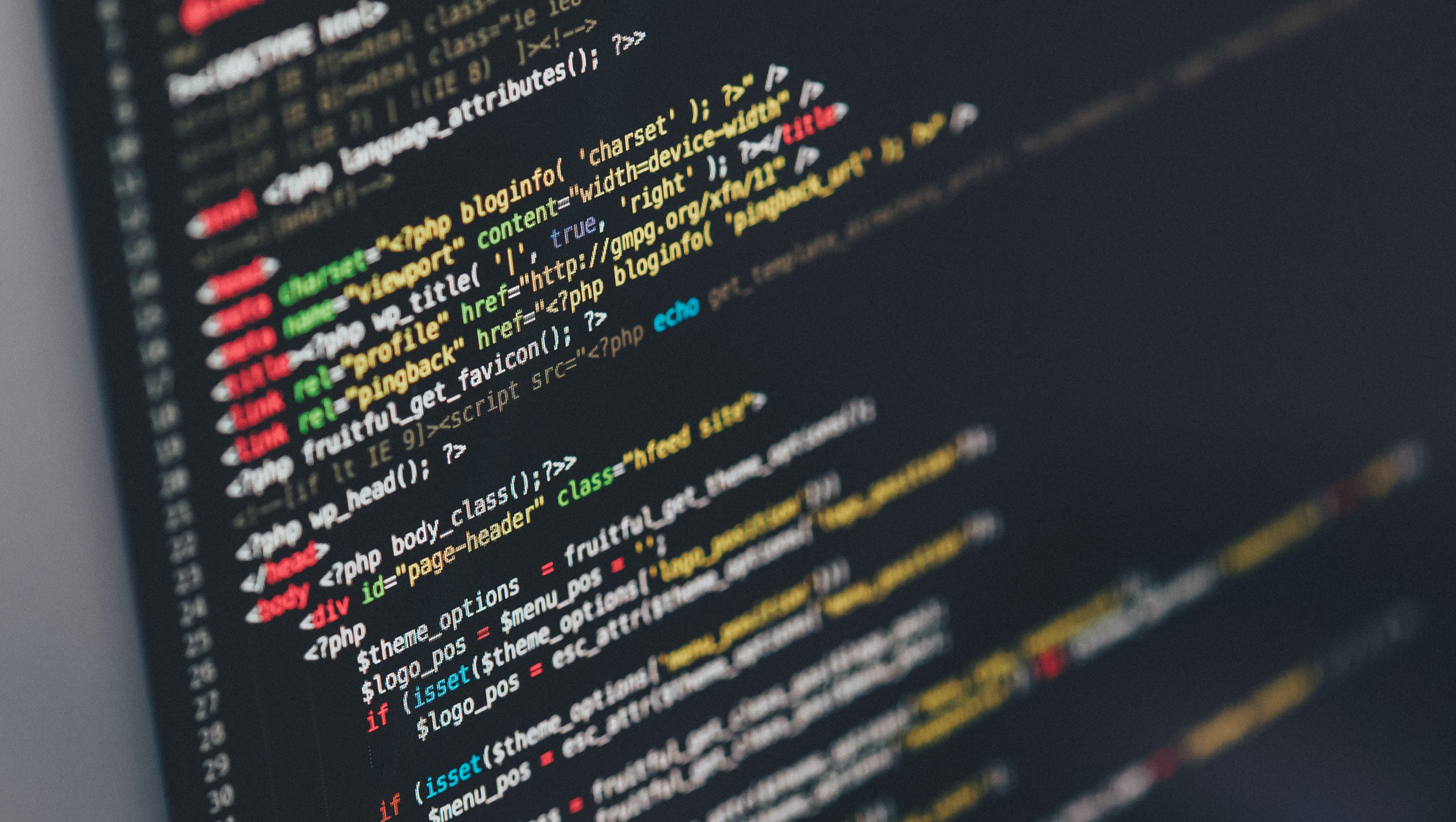 Tela de computador exibindo linhas de código em desenvolvimento, destacando a complexidade e organização do trabalho de programação.