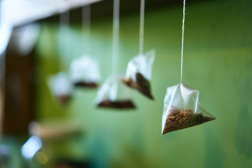 tisane in bustina appese a un filo