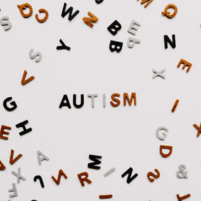 ¿Persona autista o con autismo?