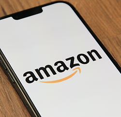 Handy mit Amazon Logo