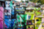 Una fitta aggregazione di case colorate e impilate in una favela, con un intricato groviglio di cavi elettrici in primo piano, che riflette l'energia e la complessità della vita urbana in una comunità brasiliana sovrappopolata.