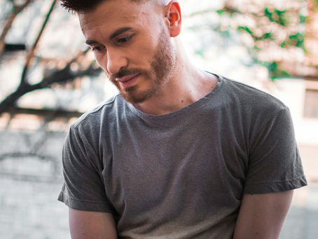 Pression sociale sur l'apparence : le vrai poids du milieu gay