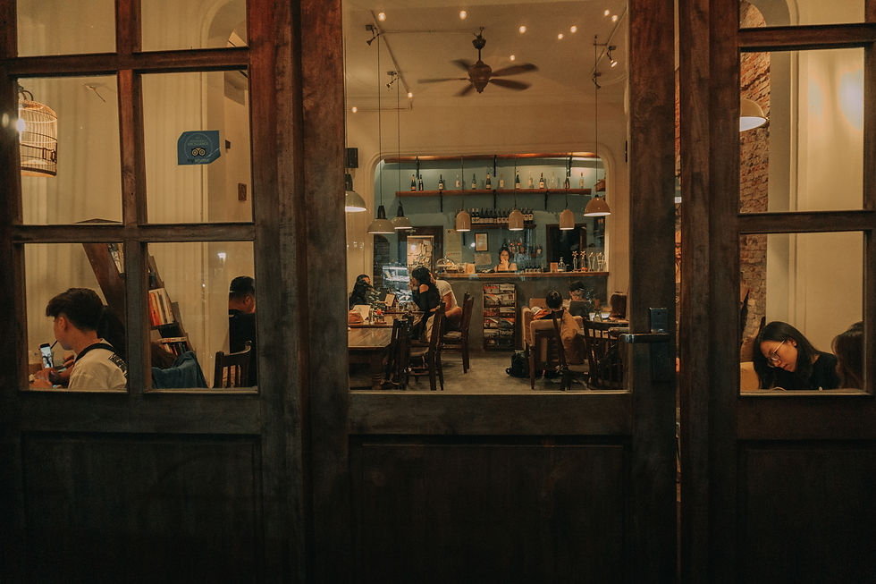 Sabías que... en Nápoles, existe una costumbre donde las personas pagan por un espresso extra para alguien que no puede permitírselo. Esta práctica, conocida como "café suspendido", simboliza la generosidad comunitaria