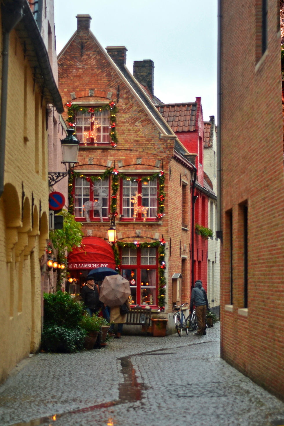 Brugge, Belçika, Noel döneminde masalsı kanalları ve ışıklandırılmış meydanlarıyla büyüleyici bir Noel pazarı deneyimi sunar. Şehirde kurulan pazarda çikolata dükkanları, el yapımı hediyelikler ve sıcak içecekler ziyaretçileri bekler. Buz pateni yapmak ve kanallar boyunca ışık turuna katılmak, Brugge’ün Noel atmosferini daha da özel kılar. Tarihler, ulaşım bilgileri ve önerilen yürüyüş rotaları ile geziniz kolayca planlanabilir. Brugge Noel pazarı, hem tarihi şehir merkezini keşfetmek hem de gastronomik lezzetleri deneyimlemek için idealdir. Erken rezervasyon ve ucuz bilet tüyoları ile bu masalsı şehri ekonomik şekilde ziyaret edebilirsiniz. Meydanlar ve dar sokaklarda dolaşmak, unutulmaz fotoğraflar çekmenize olanak sağlar. Avrupa’nın en romantik ve büyüleyici Noel pazarlarını deneyimlemek isteyenler için Brugge mutlaka görülmesi gereken bir duraktır.