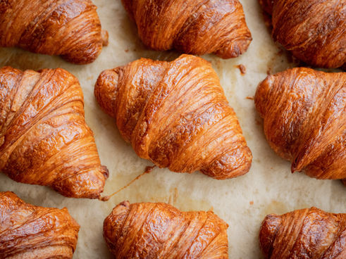 une photo de plusieurs croissants en angle