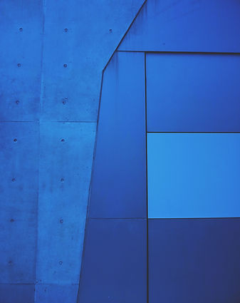 Farbige Sichtbetonwand in Preussisch Blau