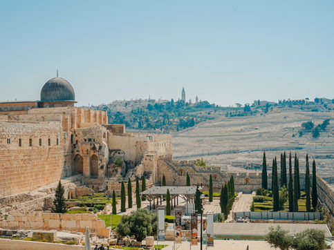 "וְעָמְדוּ רַגְלָיו בַּיּוֹם הַהוּא" – האם מדובר בעמידת רגליים?