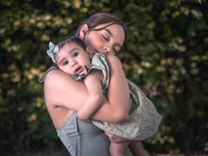 une maman qui tient son enfant dans les bras