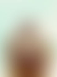 Eine Frau umarmt sich selbst