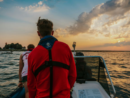 Briefing à La Rochelle : Prise en main d'un bateau au coucher du soleil.