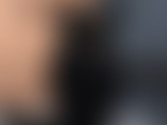 Un chat noir qui tire la langue