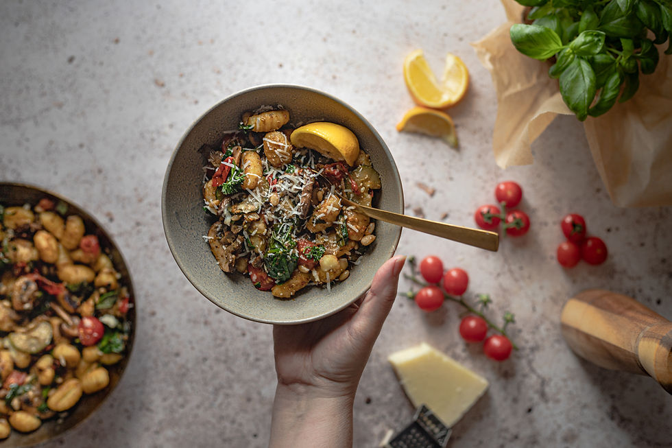 assiette de gnocchis bien accompagnés avec fruits, des herbes et du fromage