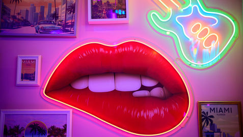 Un bouche qui se mord les lèvres de manière sensuelle avec en fond des photos d'instruments de musique