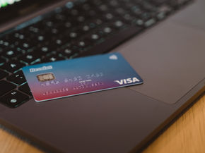 U.S. credit card defaults 2025, rising credit card debt in America, consumer debt crisis in the U.S., impact of interest rate hikes on credit card defaults, U.S. household debt and financial stress, credit card delinquency trends 2025, economic uncertainty and credit card debt, U.S. consumer financial health outlook.