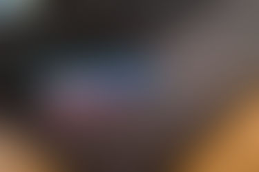 Carte Revolut Visa posée sur le clavier d’un ordinateur portable, symbolisant une gestion bancaire digitale et mobile.