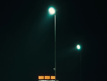 scheinwerfer im Dunkeln