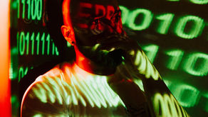 Mann vor Computer Daten