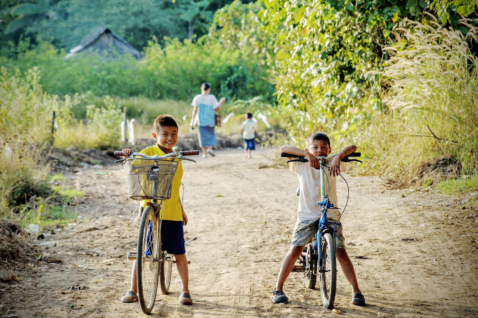 2 kinderen op een grote fiets