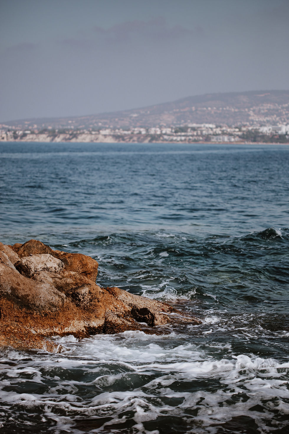 Seawater and brine used in the synthetic production of magnesium hydroxide