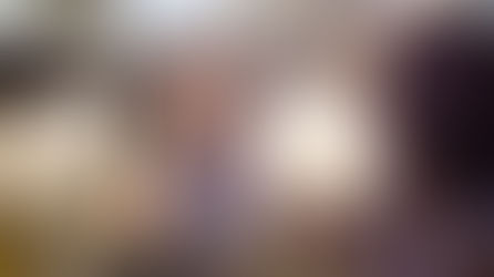 Frau blickt glücklich in einen Spiegel